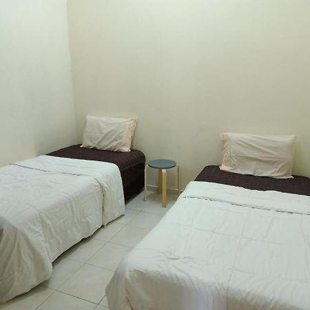 Oyo Home 90419 Sahar Guesthouse Malacca Exterior foto